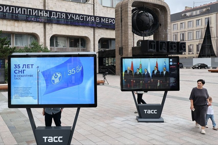 Генеральный секретарь СНГ С.Лебедев и Генеральный директор ТАСС А.Кондрашов открыли выставку «35 лет СНГ в объективе ТАСС»